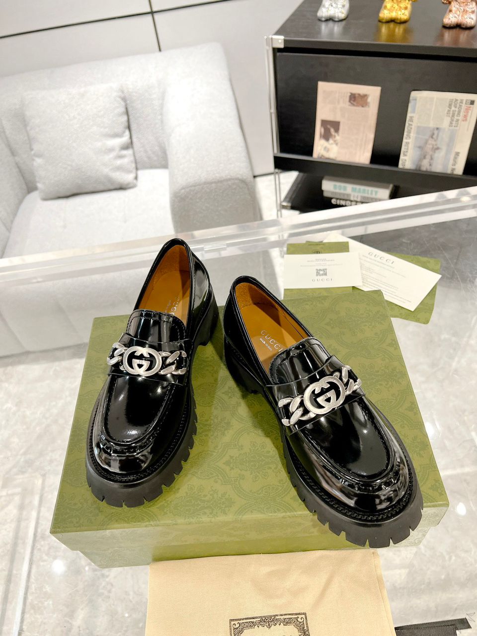 Mocassim Couro Preto Letras Entrelaçadas