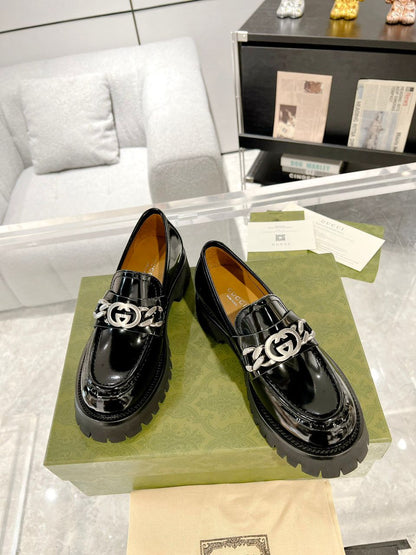 Mocassim Couro Preto Letras Entrelaçadas