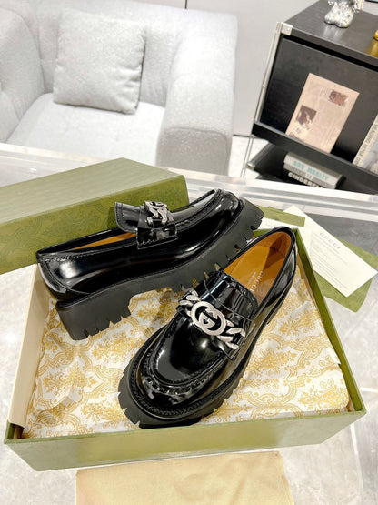 Mocassim Couro Preto Letras Entrelaçadas