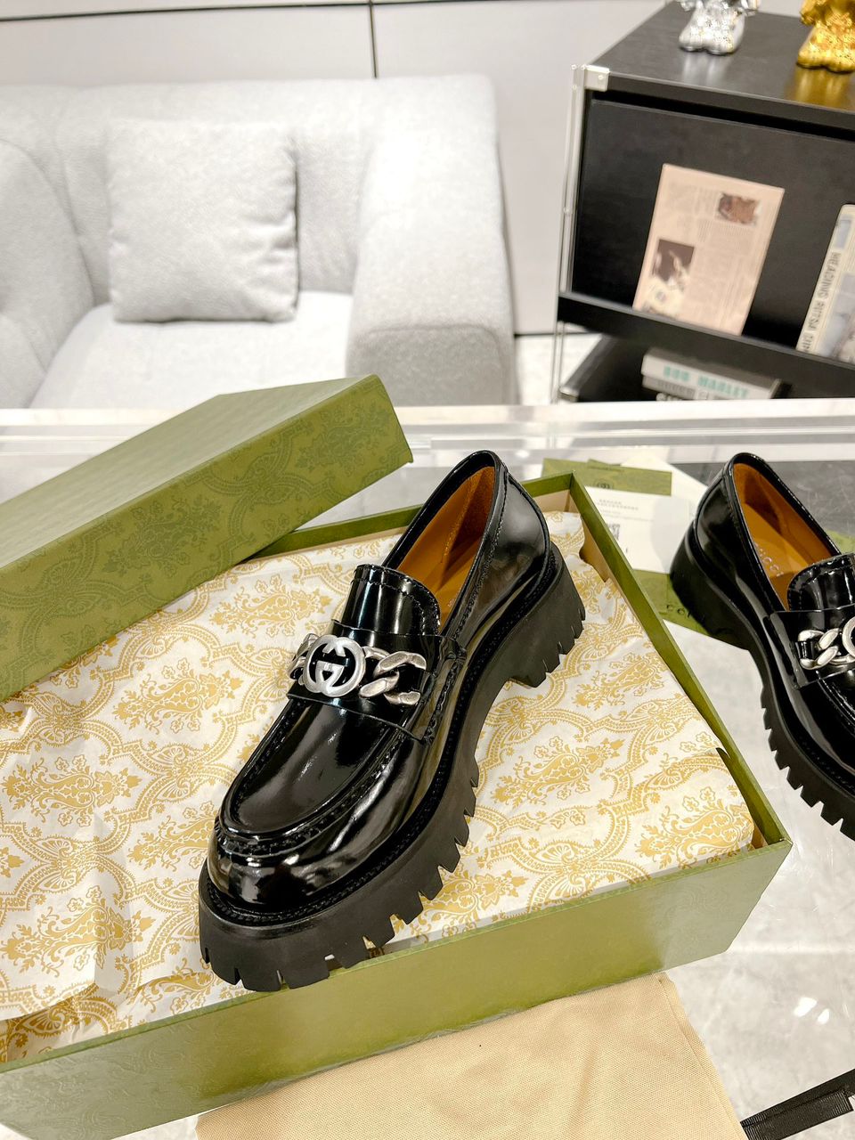 Mocassim Couro Preto Letras Entrelaçadas