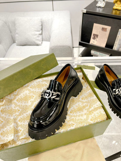 Mocassim Couro Preto Letras Entrelaçadas