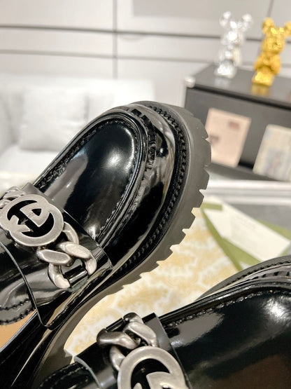 Mocassim Couro Preto Letras Entrelaçadas