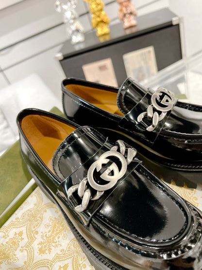 Mocassim Couro Preto Letras Entrelaçadas