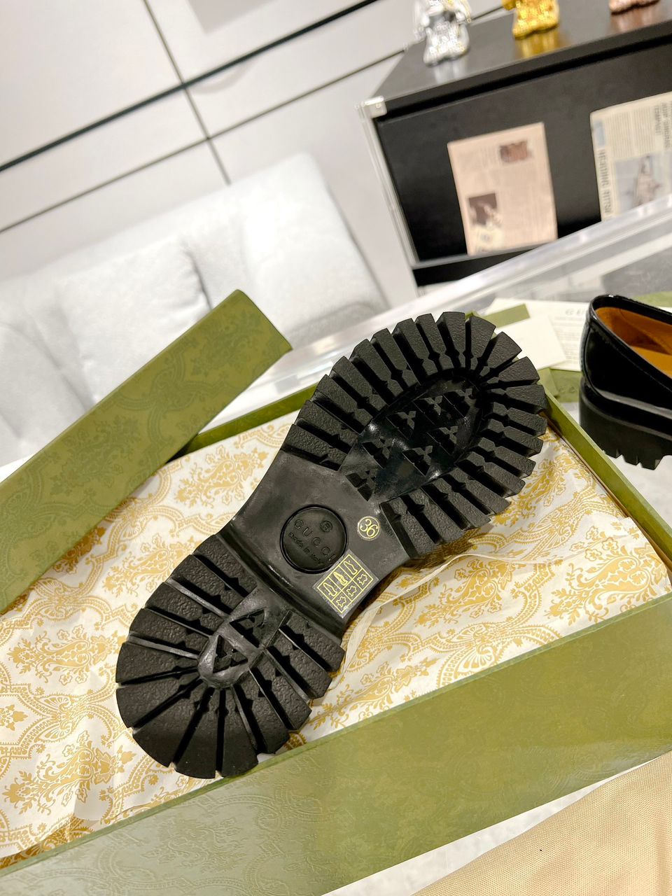 Mocassim Couro Preto Letras Entrelaçadas