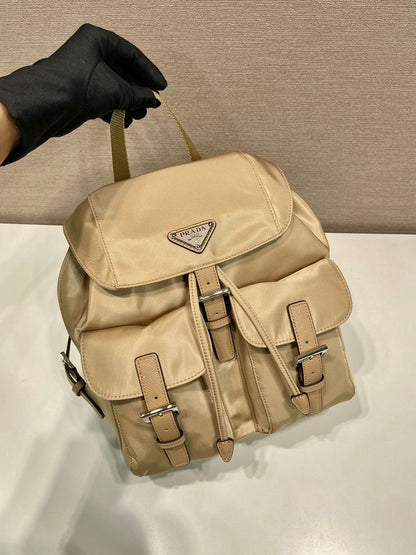 Mochila Nylon Bege com Placa Triangular