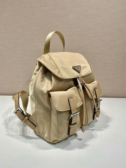Mochila Nylon Bege com Placa Triangular