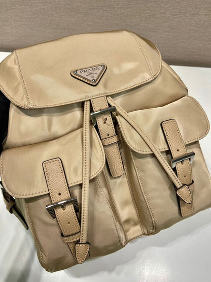 Mochila Nylon Bege com Placa Triangular