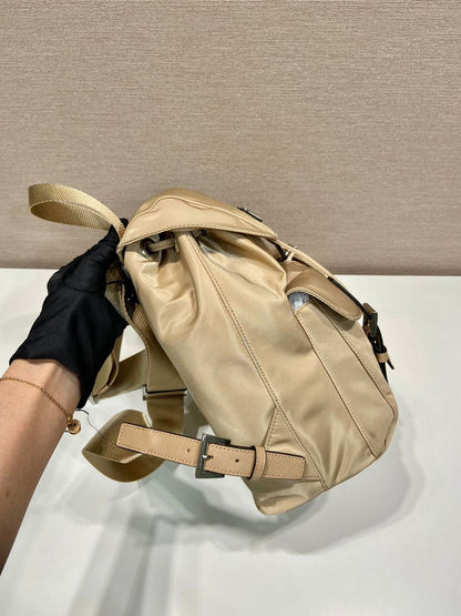 Mochila Nylon Bege com Placa Triangular