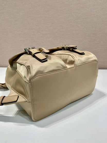 Mochila Nylon Bege com Placa Triangular
