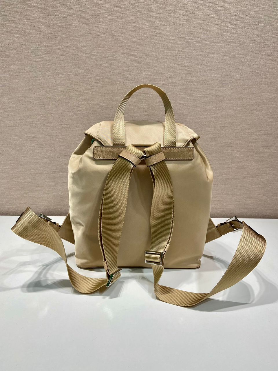 Mochila Nylon Bege com Placa Triangular