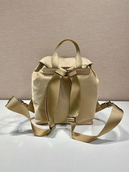 Mochila Nylon Bege com Placa Triangular