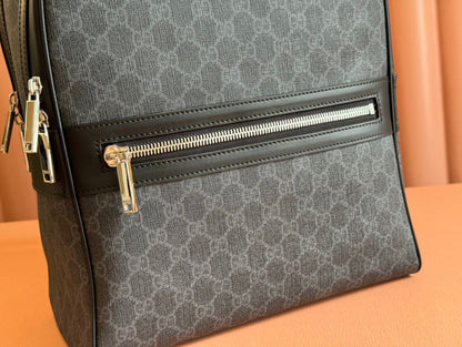 Mochila Couro Preto com Alças Ajustáveis