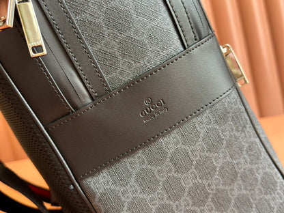 Mochila Couro Preto com Alças Ajustáveis