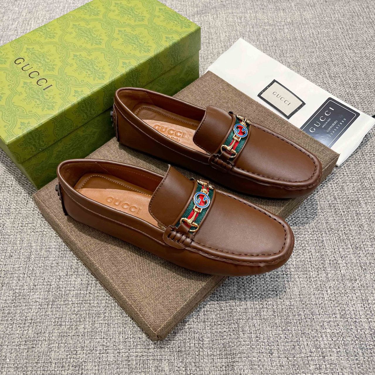 Mocassim Couro Marrom Letras Entrelaçadas
