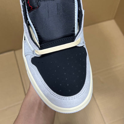 Tênis Cano Baixo Couro Preto Detalhes Contrastantes