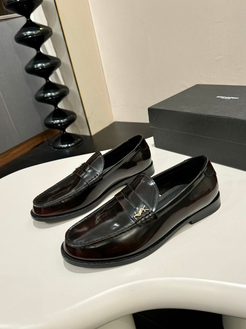 Mocassim Couro Preto com Placa Frontal Dourada