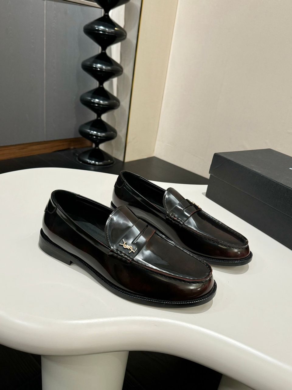 Mocassim Couro Preto com Placa Frontal Dourada