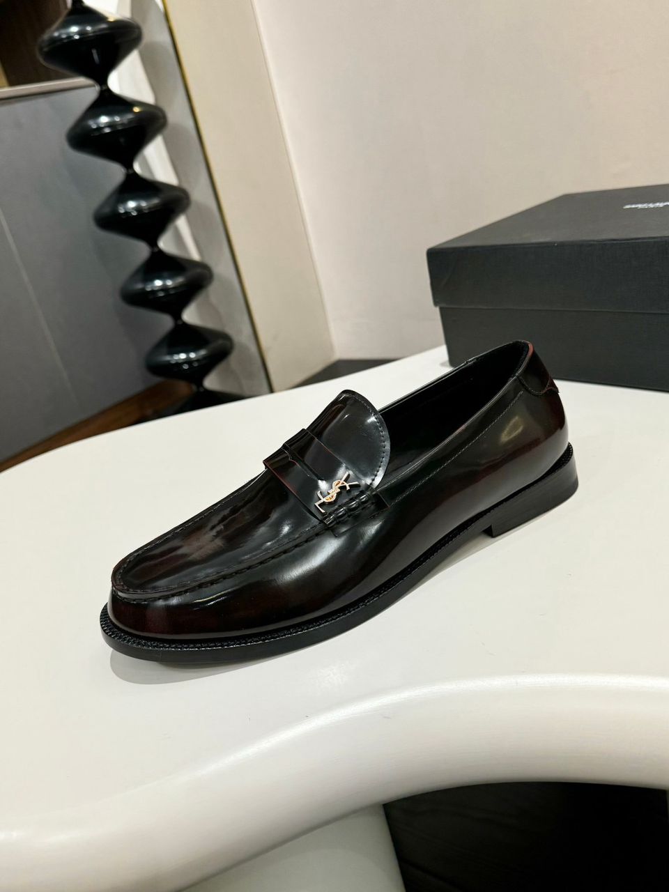 Mocassim Couro Preto com Placa Frontal Dourada