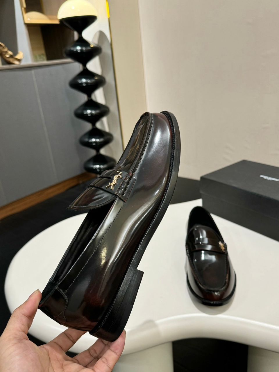 Mocassim Couro Preto com Placa Frontal Dourada