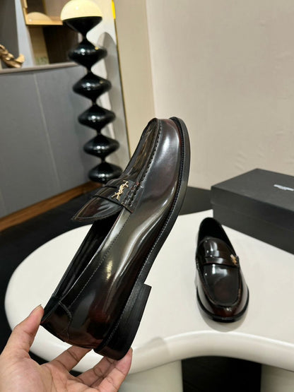 Mocassim Couro Preto com Placa Frontal Dourada