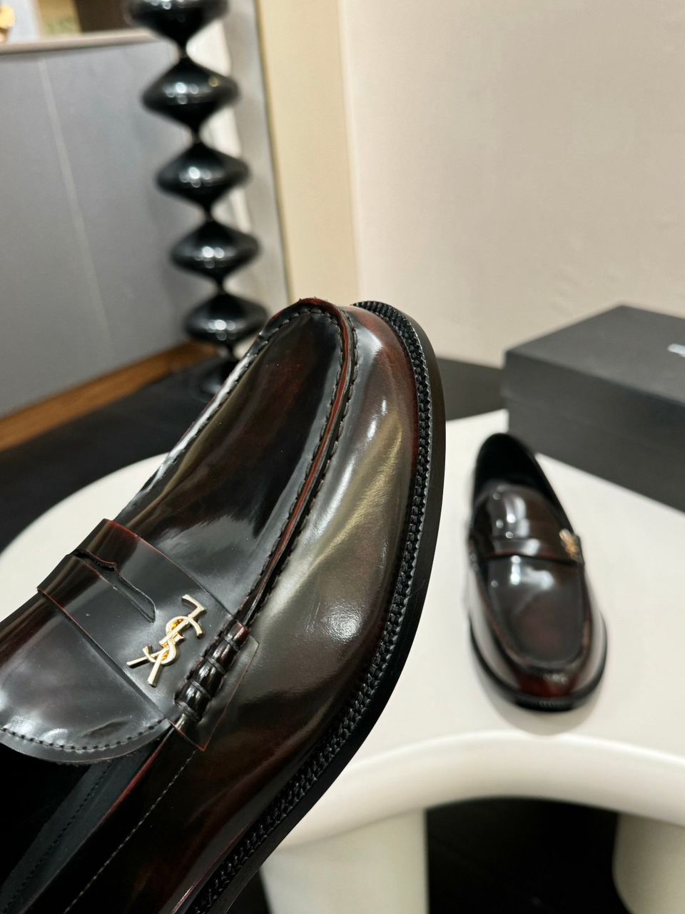 Mocassim Couro Preto com Placa Frontal Dourada