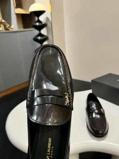 Mocassim Couro Preto com Placa Frontal Dourada