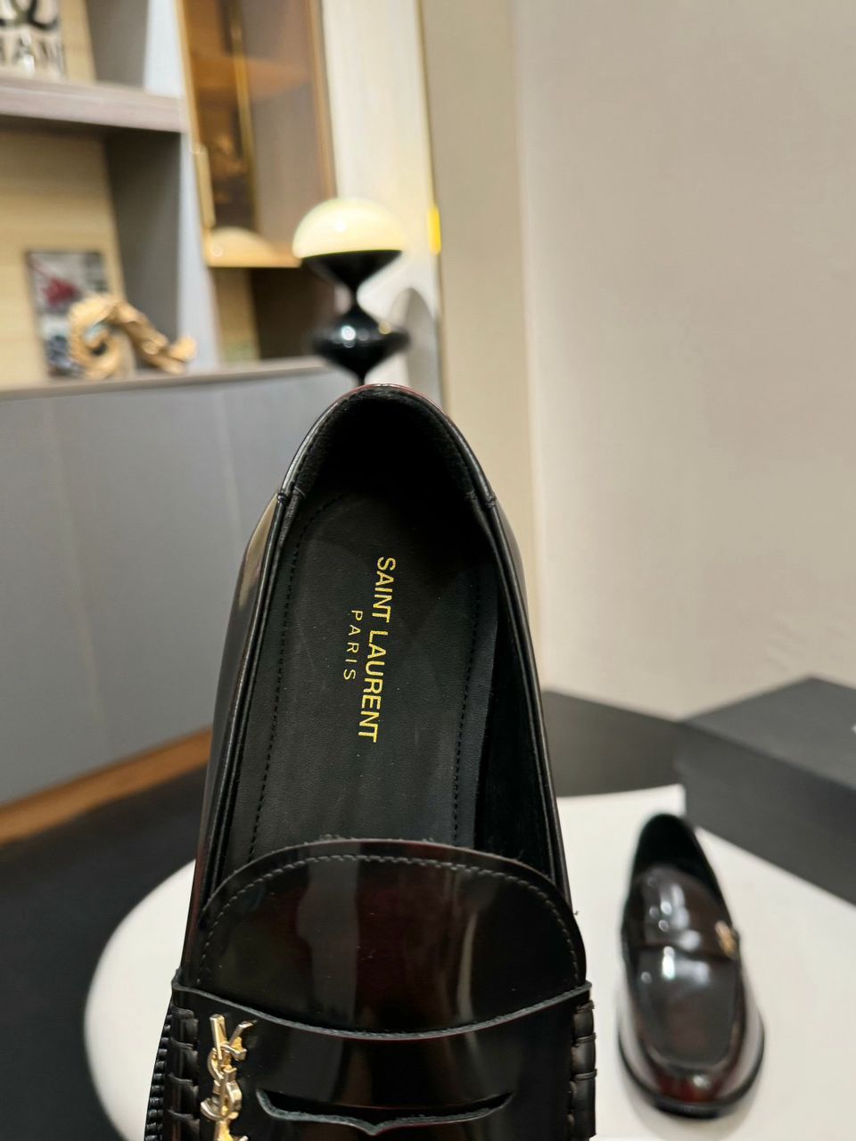 Mocassim Couro Preto com Placa Frontal Dourada