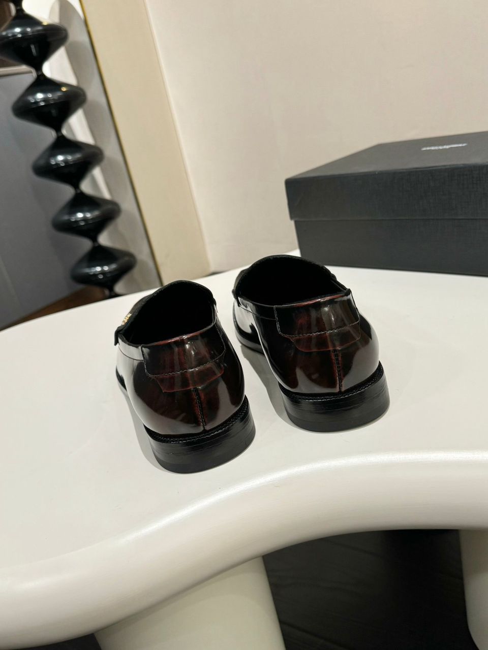 Mocassim Couro Preto com Placa Frontal Dourada