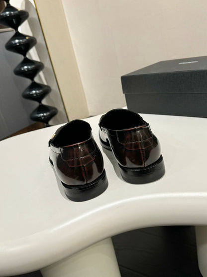 Mocassim Couro Preto com Placa Frontal Dourada