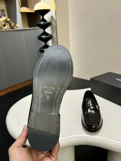 Mocassim Couro Preto com Placa Frontal Dourada