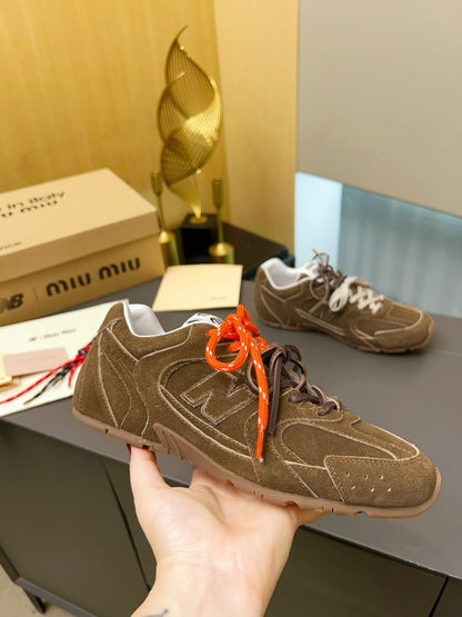 Tênis Runner Retro Tons Canela com Detalhes Contrastantes