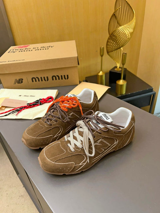 Tênis Runner Retro Tons Canela com Detalhes Contrastantes
