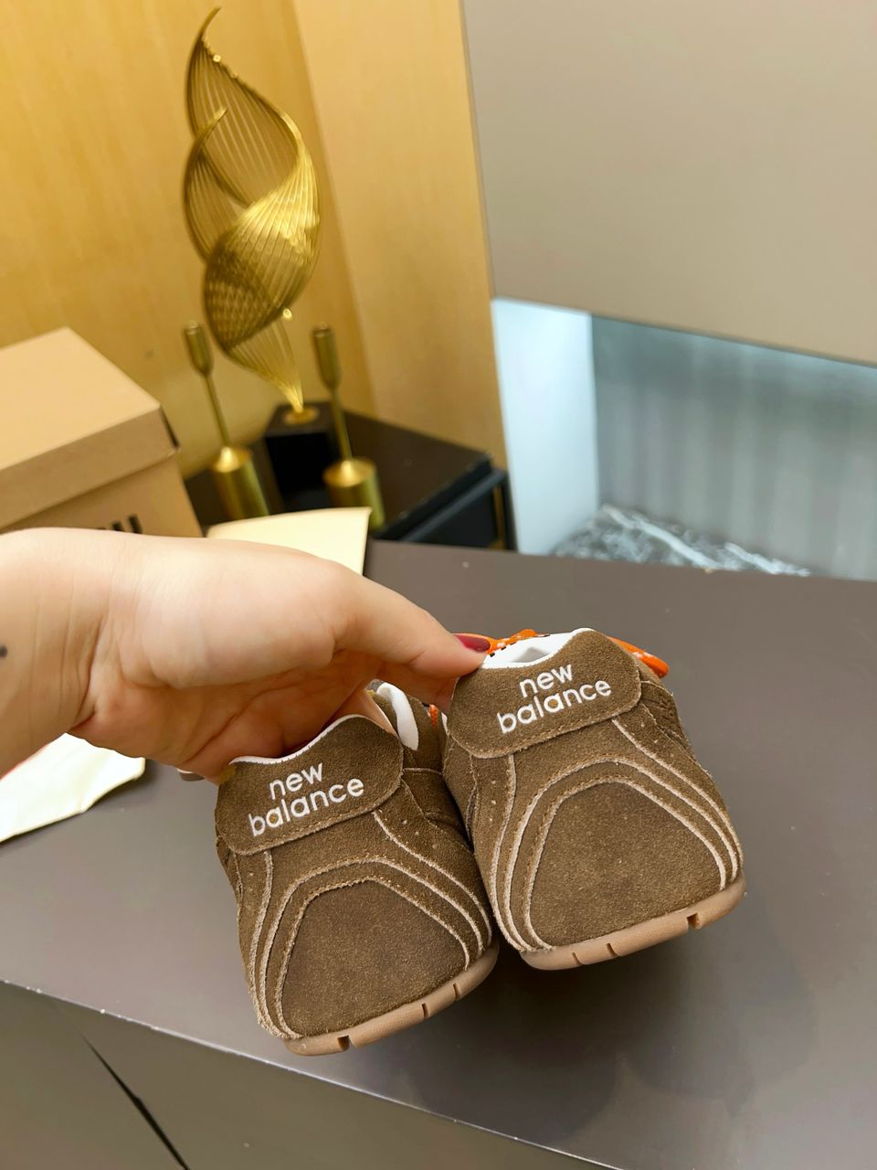Tênis Runner Retro Tons Canela com Detalhes Contrastantes