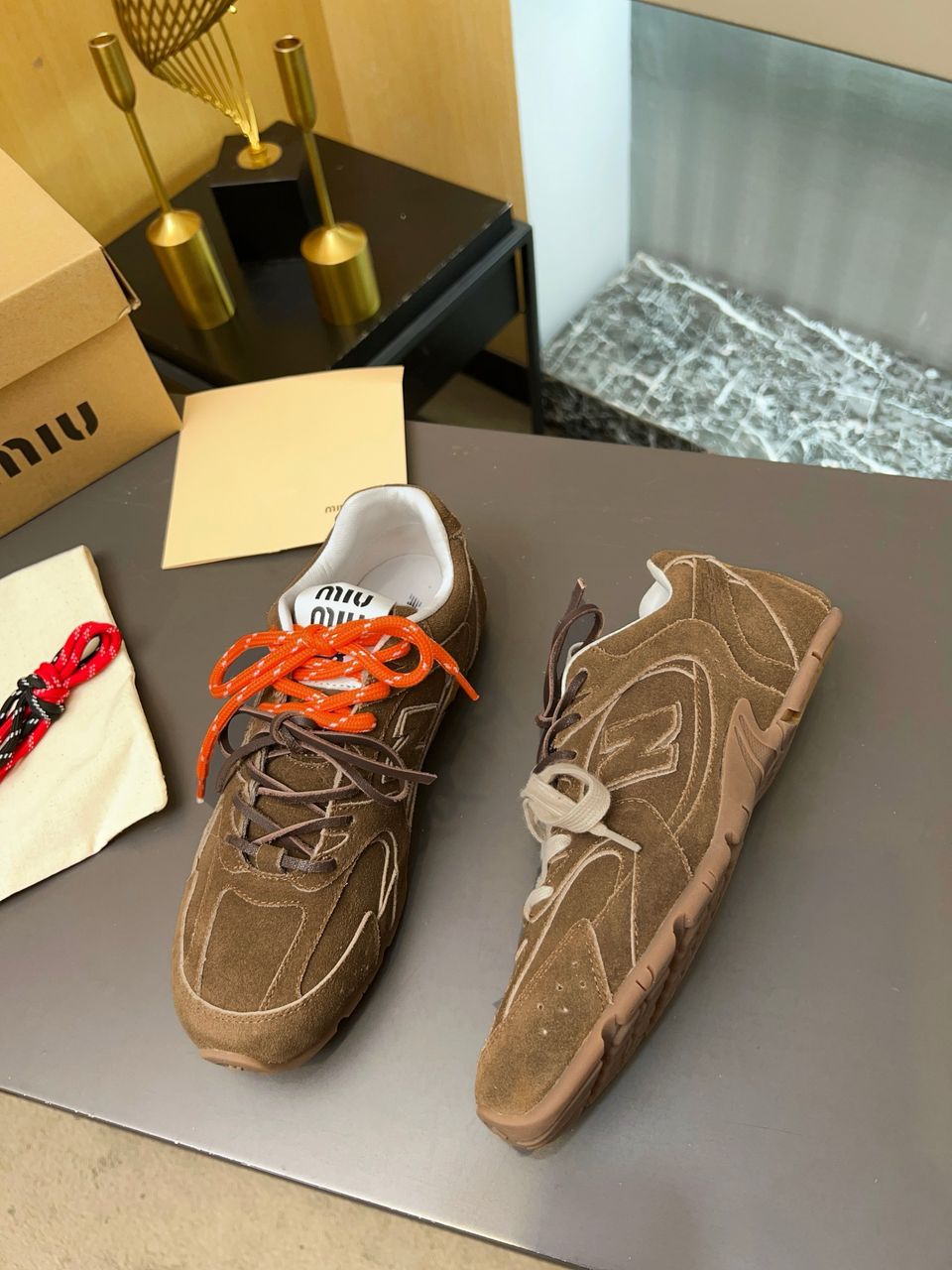 Tênis Runner Retro Tons Canela com Detalhes Contrastantes