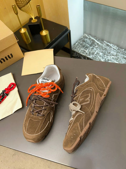 Tênis Runner Retro Tons Canela com Detalhes Contrastantes