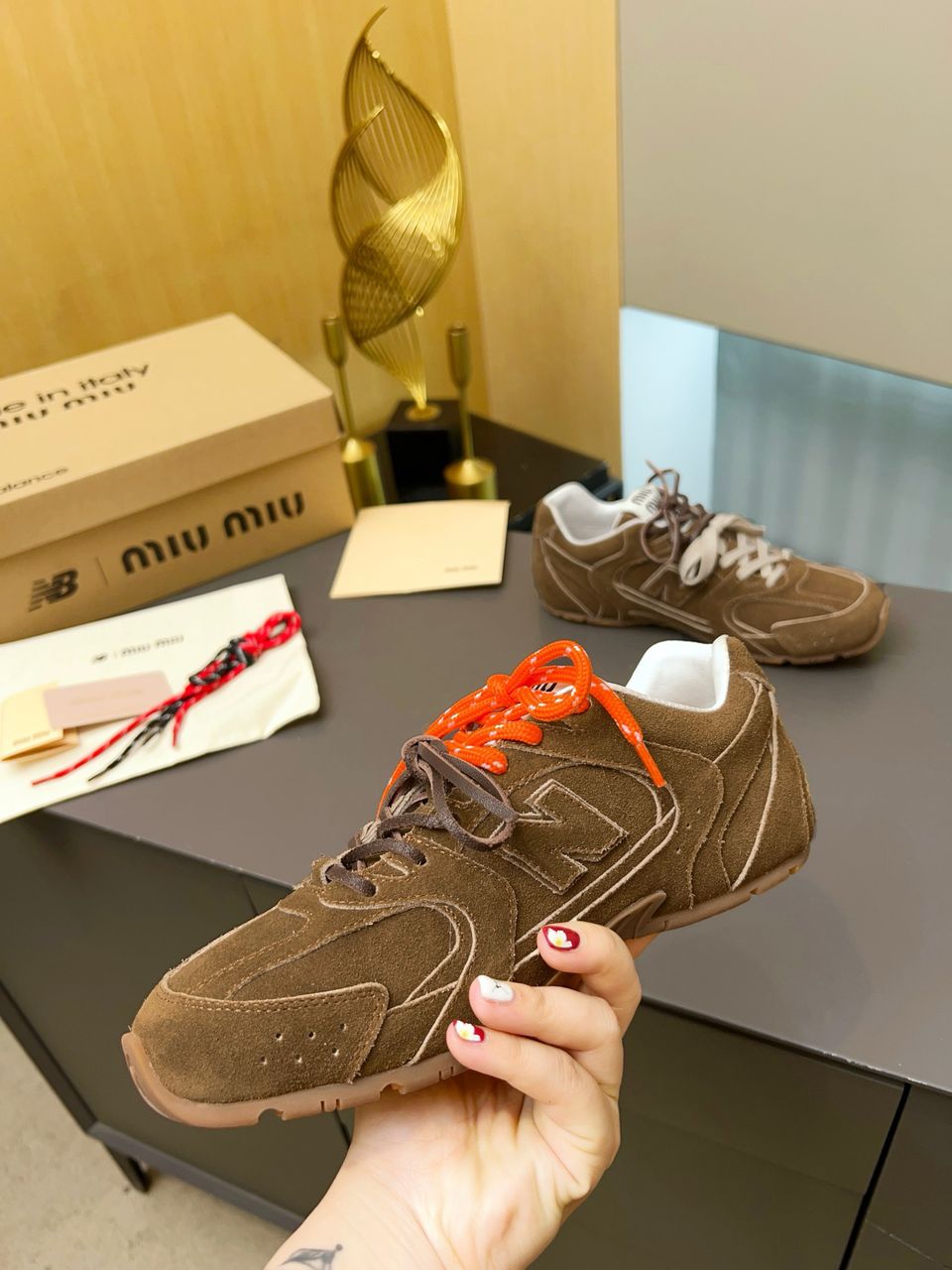 Tênis Runner Retro Tons Canela com Detalhes Contrastantes