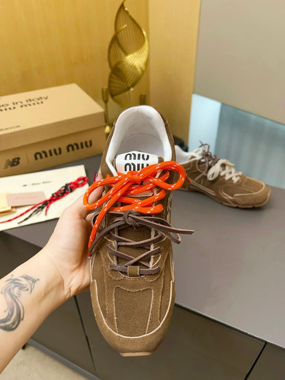 Tênis Runner Retro Tons Canela com Detalhes Contrastantes