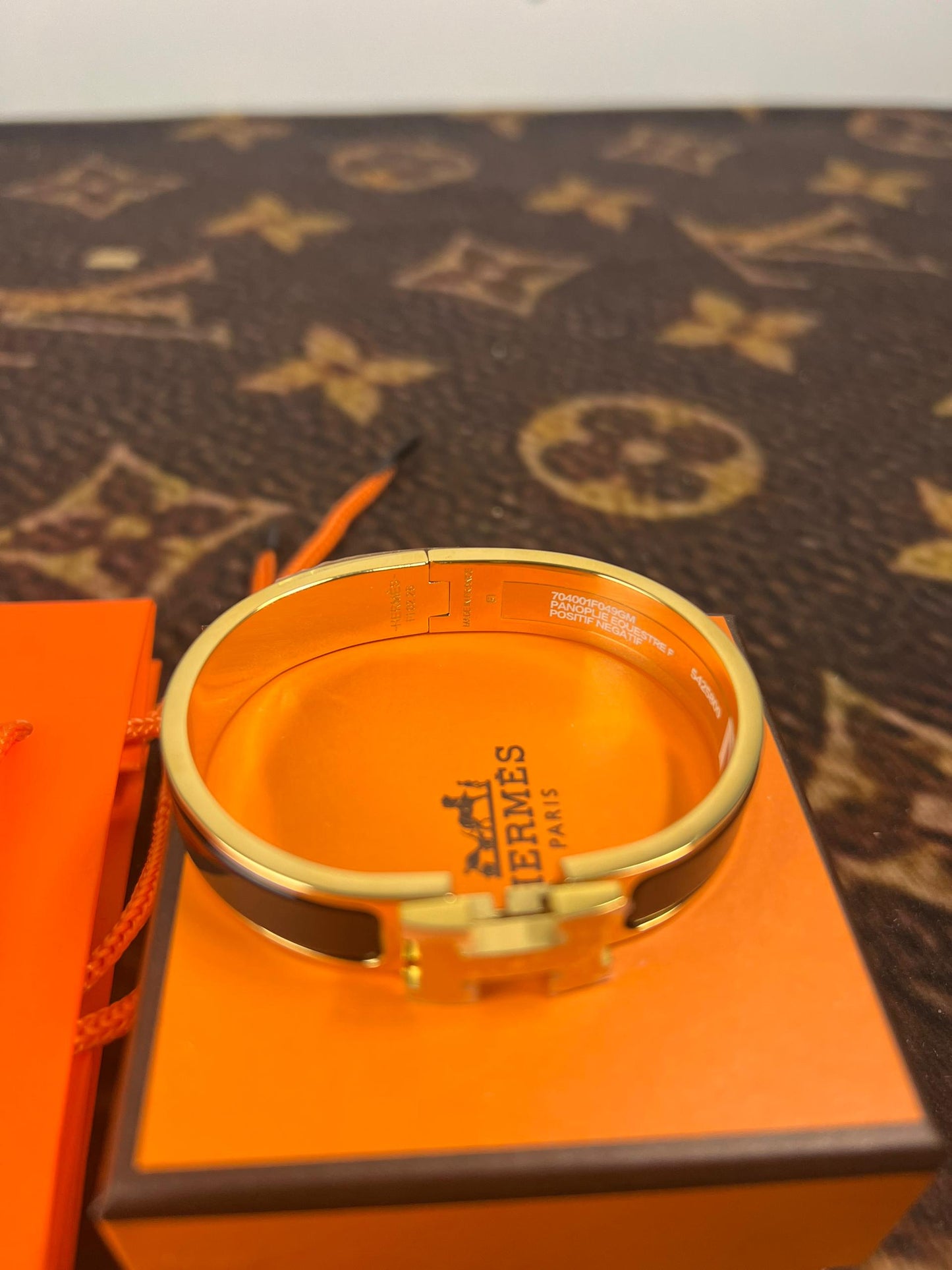 Pulseira Bracelete Couro Esmaltado Fechamento Clique