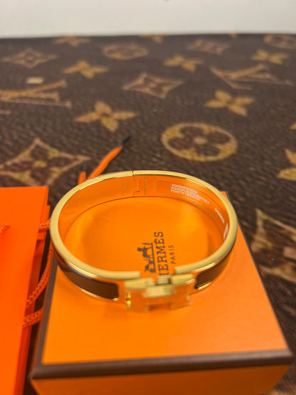Pulseira Bracelete Couro Esmaltado Fechamento Clique