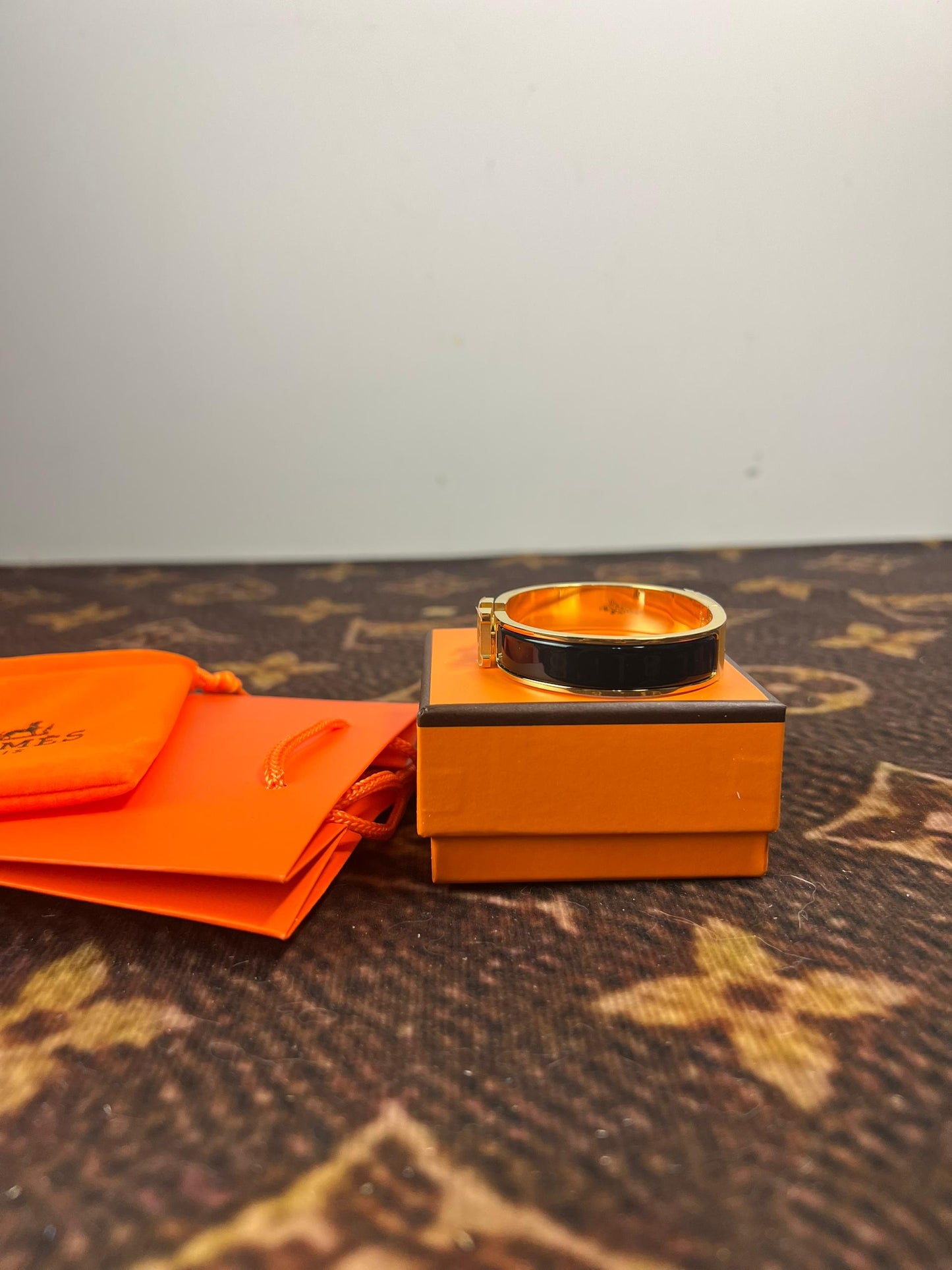 Pulseira Bracelete Couro Esmaltado Fechamento Clique