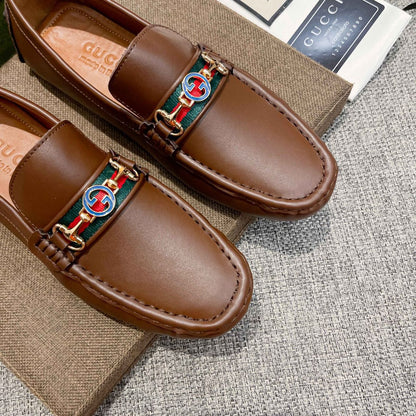 Mocassim Couro Marrom Letras Entrelaçadas