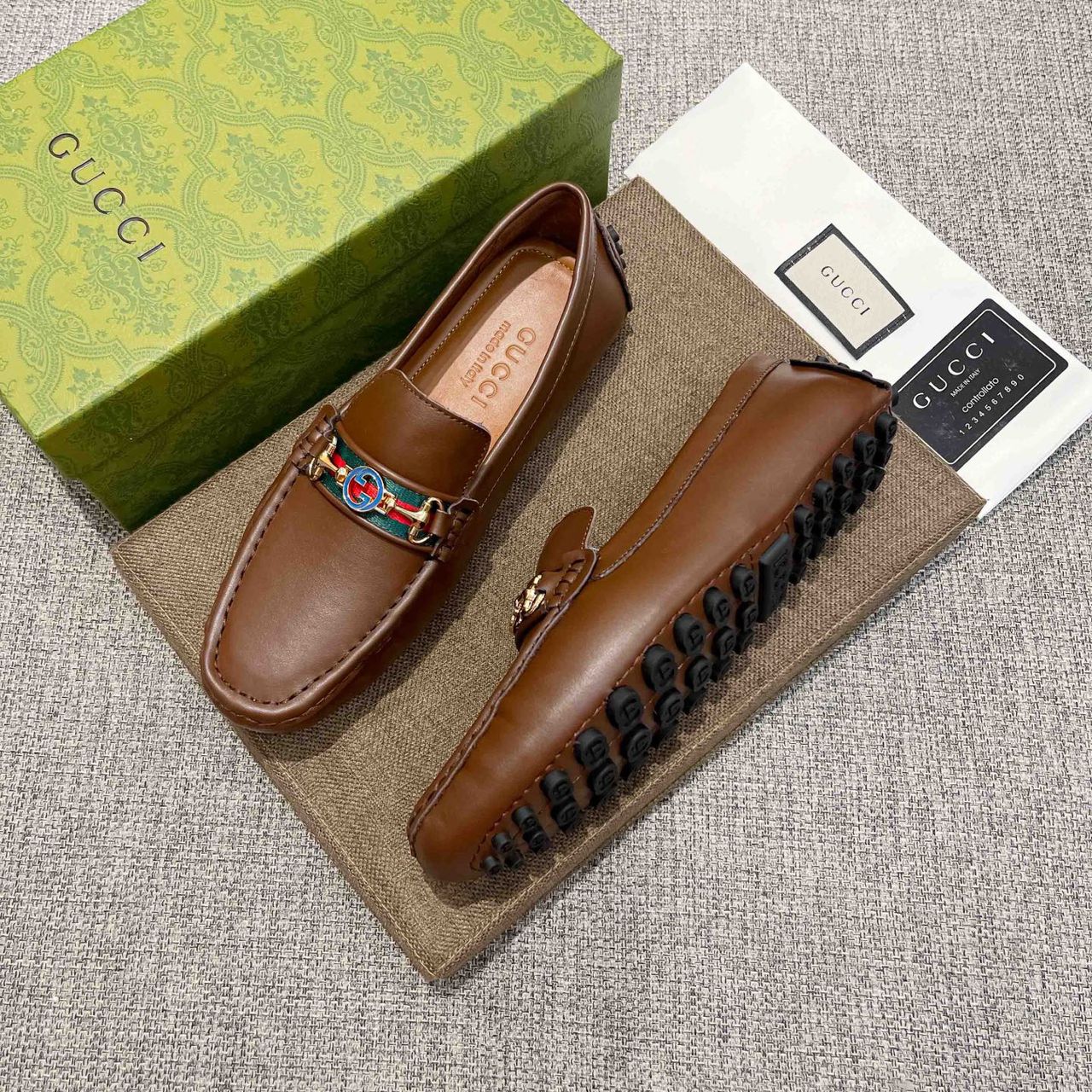 Mocassim Couro Marrom Letras Entrelaçadas