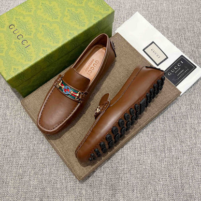Mocassim Couro Marrom Letras Entrelaçadas