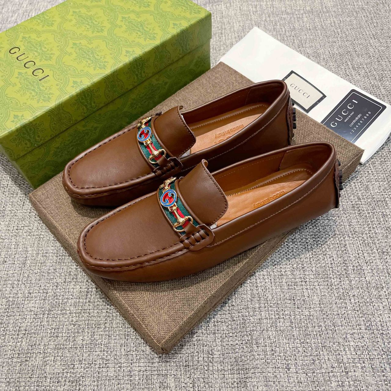 Mocassim Couro Marrom Letras Entrelaçadas