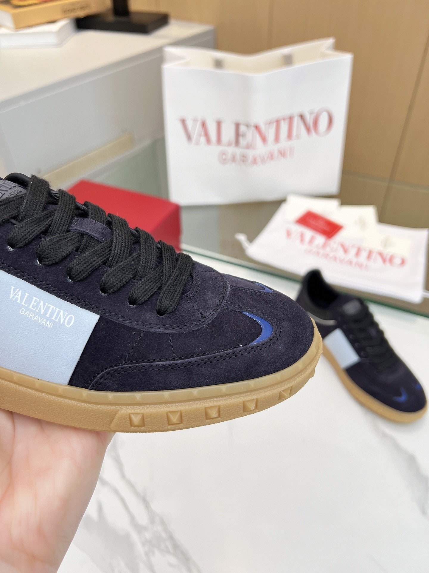 Tênis Couro Cano Alto Branco com Detalhes Coloridos