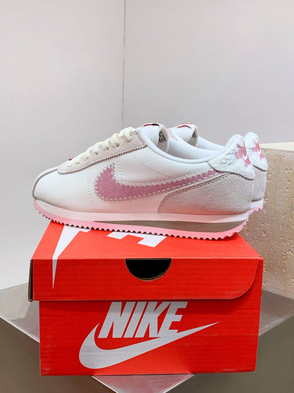 Tênis Couro Casual Branco Detalhe Vermelho Temático