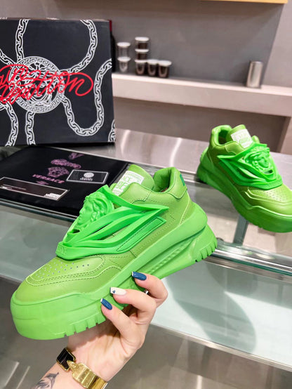 Tênis Cano Baixo Couro Verde Neon Detalhe Medalhão