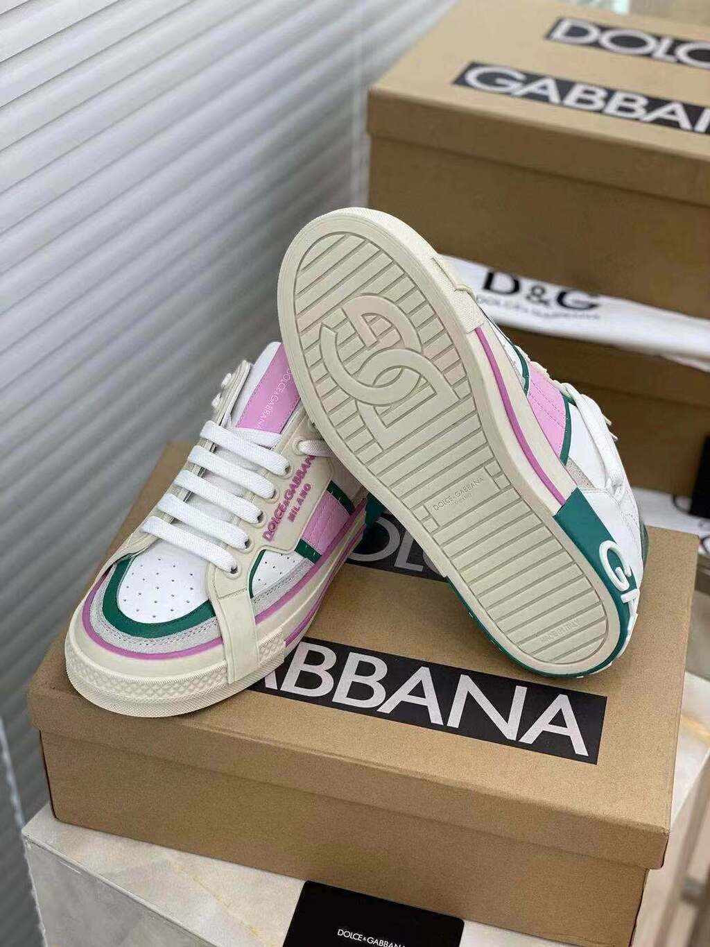 Tênis Couro Branco Detalhe Rosa e Verde