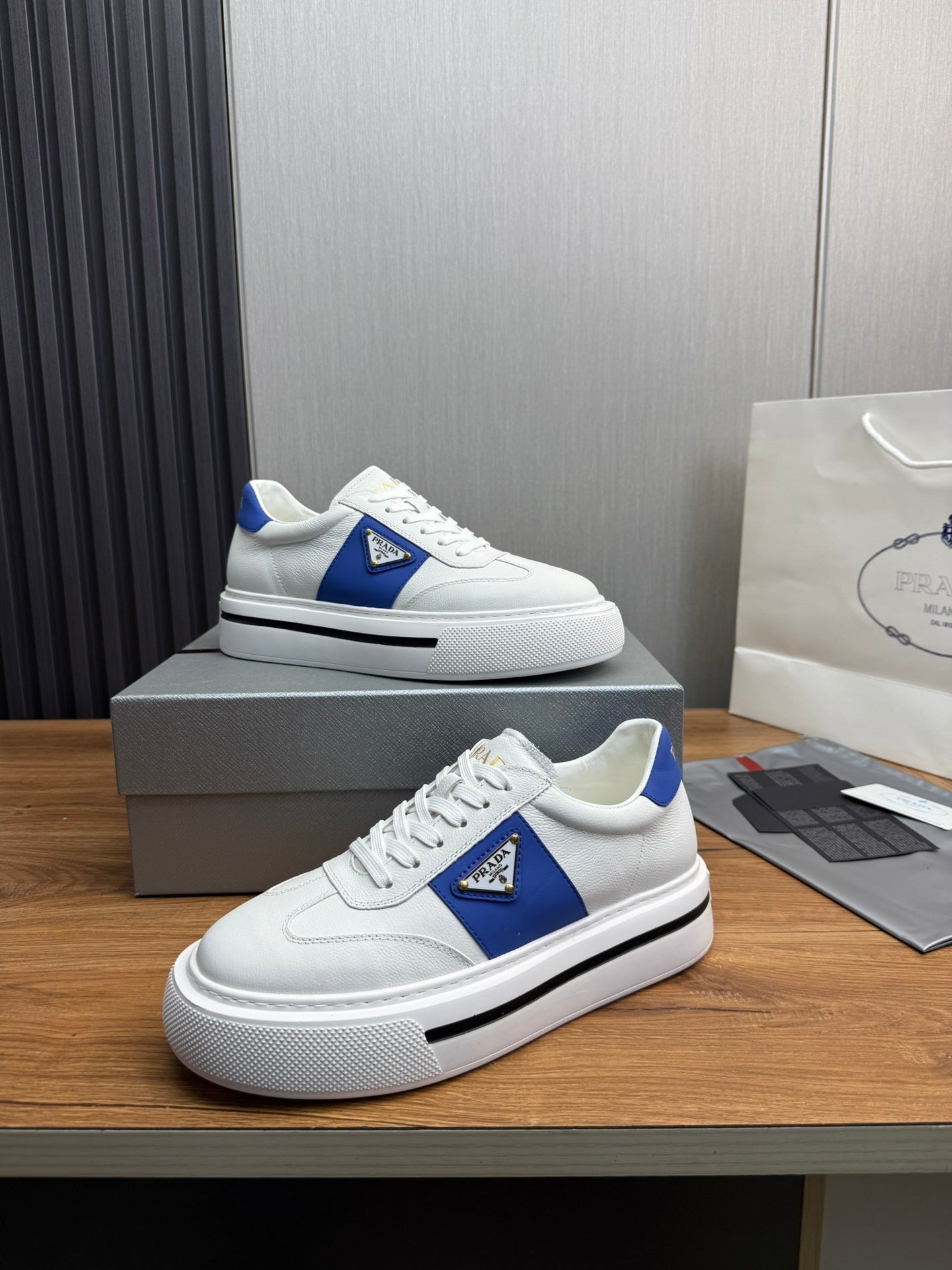 Tênis Casual Couro Azul Detalhes Contrastantes