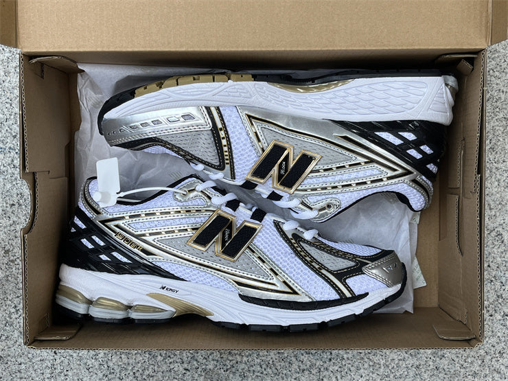 Tênis Runner Malha Branco Detalhes Dourado